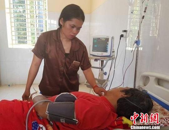圖為入院救治者和家人,。當(dāng)?shù)亍都碇袝r(shí)報(bào)》提供