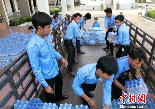圖為當(dāng)?shù)卣M織清潔水飲用水運(yùn)到村莊。當(dāng)?shù)亍都碇袝r(shí)報(bào)》提供