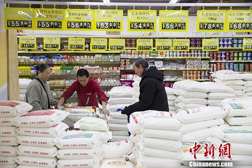 資料圖：民眾正在超市購(gòu)買面粉,。
<a target='_blank' href='http://www.chinanews.com/'>中新社</a>記者 張?jiān)?攝