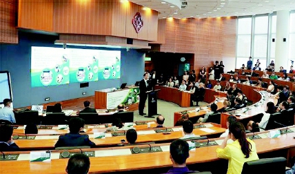 香港理工大學透露,，自汶川地震發(fā)生以來，該校在受災地區(qū)開展了教育和社區(qū)服務等多個項目,，受惠人數(shù)超過3萬,，并培育了200多名護理和災害管理等方面的人才。圖為5月7日,，全國政協(xié)委員,、香港理工大學校長唐偉章在“汶川大地震十周年——由災害管理到防災減災”論壇上致辭。  新華社發(fā)