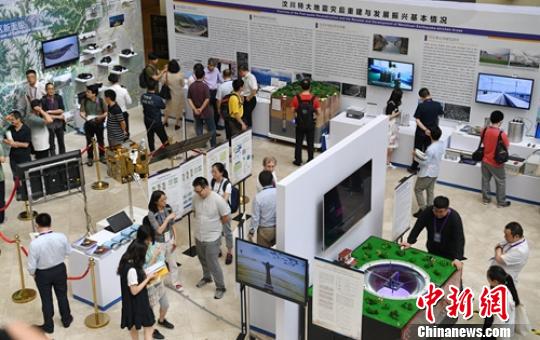 中國防震減災(zāi)成果展吸引了不少參觀者,。　劉忠俊 攝