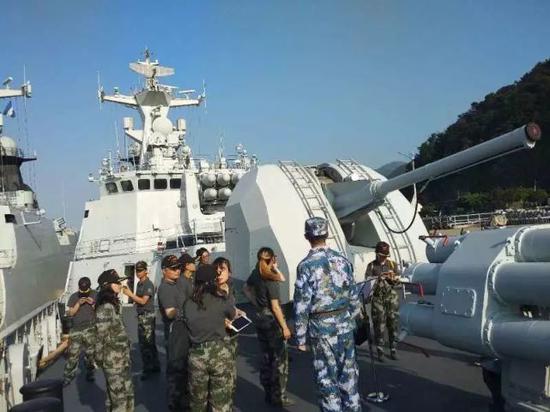 講解員為大家介紹馬鞍山艦,。