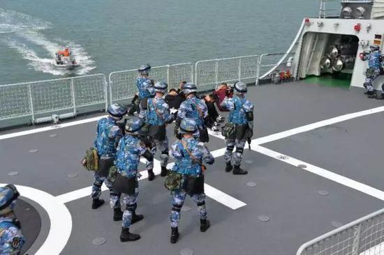 海軍官兵在義烏艦上操演臨檢拿捕部署,。