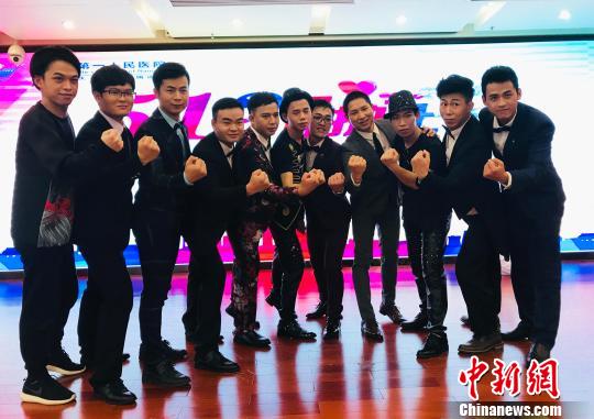 圖為南寧市第一人民醫(yī)院的護理“男團”慶祝護士節(jié)?！W惠 攝