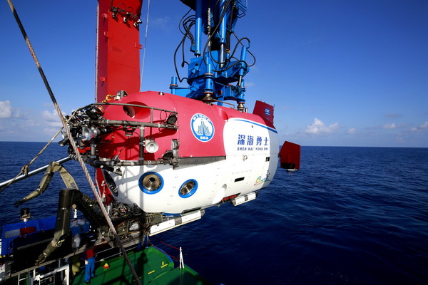 　5月13日,，我國自主研制的4500米載人深潛器“深海勇士”號準(zhǔn)備入海,。