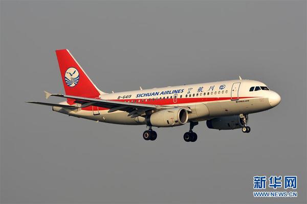 5月14日拍攝的發(fā)生故障后準(zhǔn)備降落成都雙流國際機(jī)場(chǎng)的川航3U8633。記者從四川航空公司了解到,，當(dāng)日,，3U8633重慶至拉薩航班因機(jī)械故障備降成都，該航班于7時(shí)40分左右安全落地,。此后,，川航安排3U8695執(zhí)行成都至拉薩航班，已于12時(shí)9分飛往拉薩,。