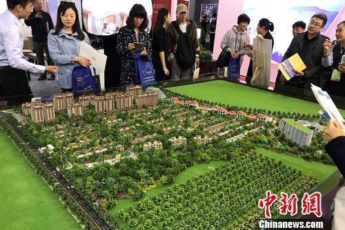 資料圖：民眾北京春季房展會(huì)上的某樓盤展臺(tái)咨詢,。<a target='_blank' href='http://www.chinanews.com/' >中新網(wǎng)</a> 程春雨 攝