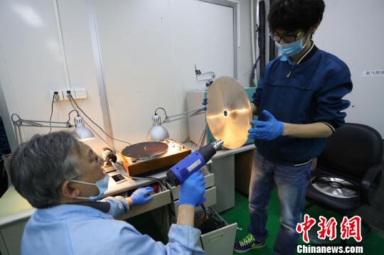 多位花甲之年的“老法師”挑起了重啟黑膠唱片的重?fù)?dān)?！埡鄠?攝
