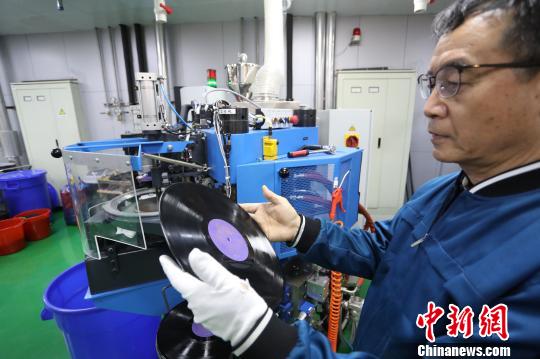 多位花甲之年的“老法師”挑起了重啟黑膠唱片的重?fù)?dān)?！埡鄠?攝