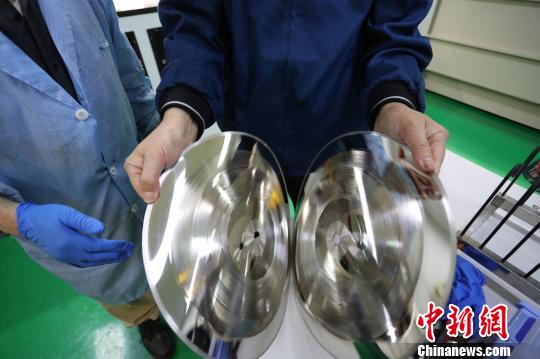 每張制作完的黑膠金屬母盤都會(huì)有正反兩面,，正門拿來聽音,，反面拿來復(fù)制黑膠唱片?！埡鄠?攝