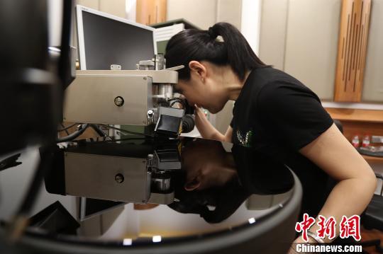 中國唯一一臺(tái)黑膠母盤刻錄機(jī)?！埡鄠?攝