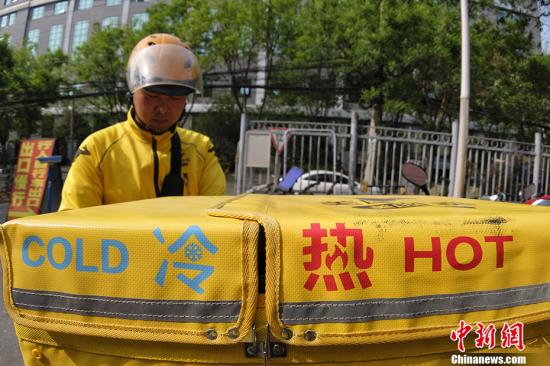 選擇這份工作的初衷,，收入是排在首位，訂餐旺季的時(shí)候,，月薪是之前工作的兩倍,。而這份工作現(xiàn)在帶給他的不僅是存款的增加，還讓他找到了一種真實(shí)的存在感,。在這個(gè)大城市里,，像他一樣的外賣小哥與很多客戶可能只是一面之緣，但溫暖就在對(duì)方的一句很簡(jiǎn)單的留言里,?！坝幸淮挝沂盏接唵危瑢?duì)方寫著,，我不著急,，你路上慢點(diǎn)兒”回憶這句話的時(shí)候，他看著遠(yuǎn)方,，臉上還是帶著靦腆的微笑,。<a target='_blank' href='http://www.chinanews.com/' >中新網(wǎng)</a>記者 李霈韻 攝