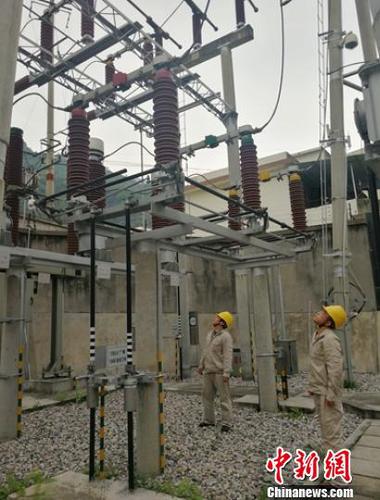 電力員工正在變電站排查設(shè)備,?！＄娦馈z
