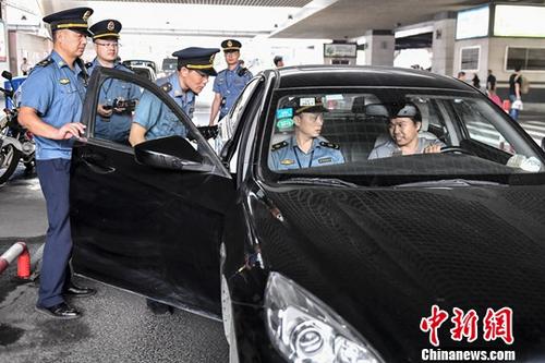 5月16日,，廣州市交通委員會執(zhí)法局執(zhí)法人員在廣州東站對網(wǎng)約車相關(guān)資質(zhì)進行核查,。當(dāng)日，廣州市交通部門開展網(wǎng)約車市場專項整治行動,，共查處網(wǎng)約車違章24宗,，其中無證網(wǎng)約車13宗、有證網(wǎng)約車違章11宗,。<a target='_blank' href='http://www.chinanews.com/'>中新社</a>記者 陳驥旻 攝