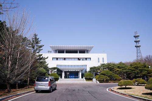 這是4月18日拍攝的板門店韓方一側(cè)的“和平之家”,。新華社記者 王婧嬙 攝