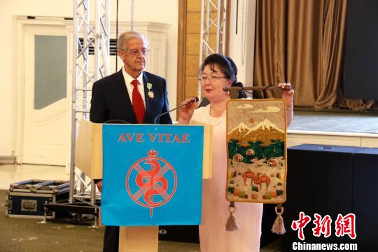 5月17日,，歐亞醫(yī)學(xué)會主席薩德科娃(右一)在主持會議?！＄娦?攝