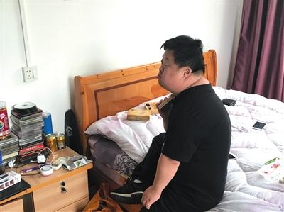 現(xiàn)在舟舟患了滑膜炎、關(guān)節(jié)炎和痛風(fēng),，多數(shù)時間不想動,。