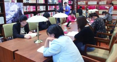 中國(guó)僑網(wǎng)讀者在“馬克思書房”閱讀。 夏亮/攝