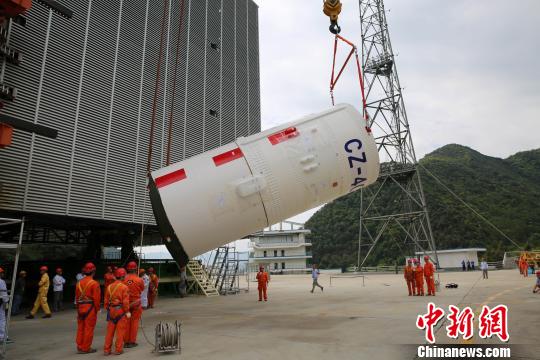 探月工程嫦娥四號(hào)任務(wù)鵲橋號(hào)中繼星發(fā)射前在西昌衛(wèi)星發(fā)射中心進(jìn)行火箭吊裝,。　劉旭.　攝