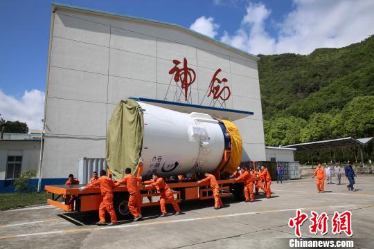 探月工程嫦娥四號(hào)任務(wù)鵲橋號(hào)中繼星發(fā)射前在西昌衛(wèi)星發(fā)射中心進(jìn)行轉(zhuǎn)運(yùn),?！⒊＿B 攝
