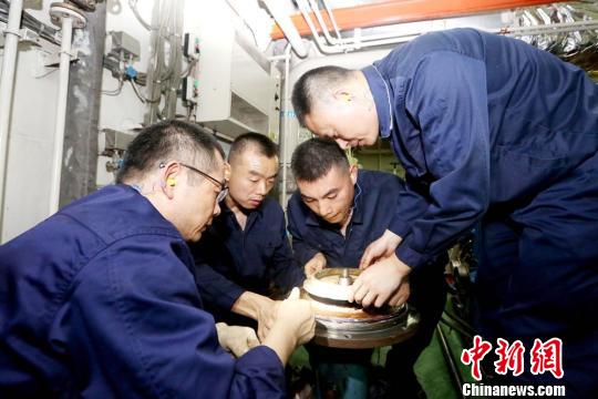 動力系統(tǒng)科技人員在檢修動力設備,?！∧邨澚?攝