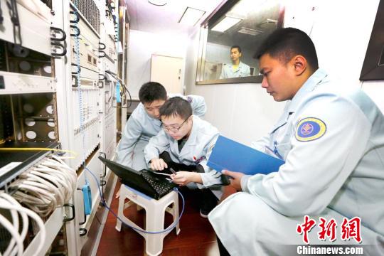 科技人員在測試設備指標,。　倪棟梁 攝