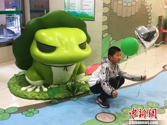 “蛙迷”與“蛙兒子”合影,。　王子濤 攝
