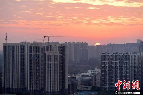 資料圖：圖為成都城區(qū)一角,，太陽正從東方升起,。<a target='_blank' href='http://www.chinanews.com/'>中新社</a>記者 劉忠俊 攝