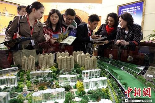 資料圖：購房人在樓盤看沙盤并咨詢售樓工作人員,。<a target='_blank' href='http://www.chinanews.com/'>中新社</a>發(fā) 湯彥俊 攝