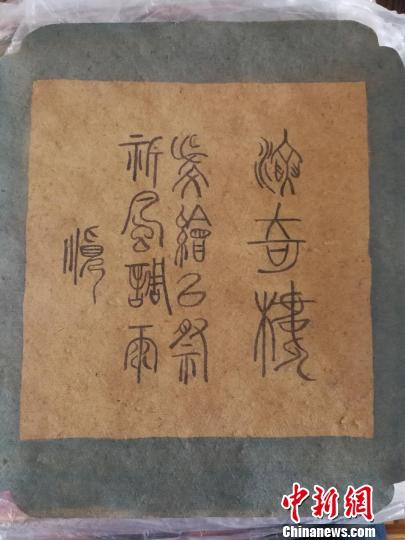 8幅壁畫藍本底稿中,，其中寫有的“演奇樓敬繪之祭祈風(fēng)調(diào)雨順”字樣　李吉毅 攝