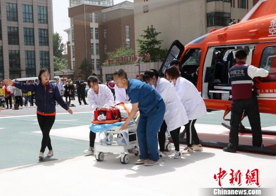 5月23日,，遼寧省人民醫(yī)院完成中國東北首例異地航空醫(yī)療轉(zhuǎn)運任務(wù)。圖為急救人員立即將患者抬上急救床,?！≈烀饔?攝