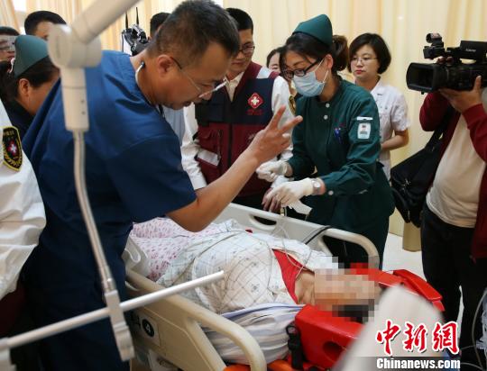 5月23日,，遼寧省人民醫(yī)院完成中國東北首例異地航空醫(yī)療轉(zhuǎn)運任務(wù)。圖為專家現(xiàn)場會診,，患者準(zhǔn)備接受手術(shù),。　朱明宇 攝