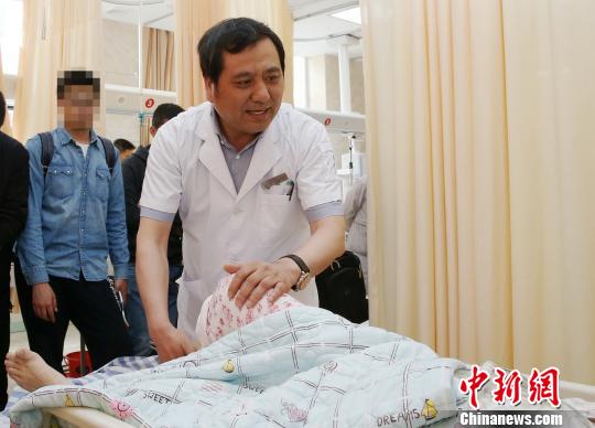 5月23日，遼寧省人民醫(yī)院完成中國東北首例異地航空醫(yī)療轉(zhuǎn)運任務(wù),。圖為專家現(xiàn)場會診,，患者準(zhǔn)備接受手術(shù)?！≈烀饔?攝