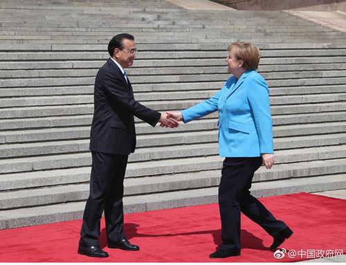 李克強(qiáng)歡迎默克爾訪華 就中德中歐關(guān)系交換意見(jiàn)
