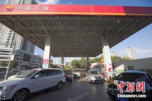 資料圖：車輛正在加油站加油,。<a target='_blank' href='http://www.chinanews.com/'>中新社</a>記者 張云 攝