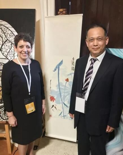  此作品《全家?！窞閲H財團蘇萊曼家族盧西婭女士在慈善拍賣活動競拍收購。