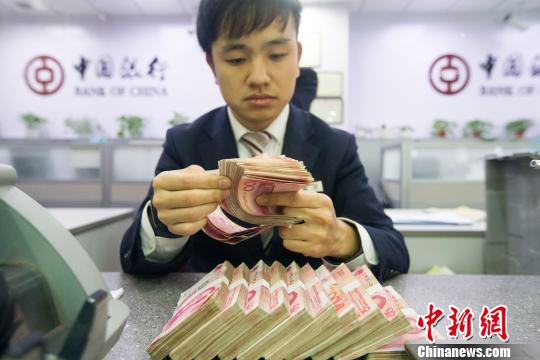 山西太原，銀行工作人員正在清點貨幣,?！堅?攝