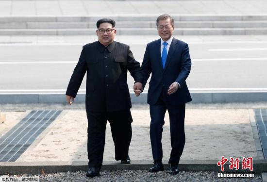 資料圖：4月27日上午,，朝鮮最高領導人金正恩從板門店跨越軍事分界線,，與韓國總統(tǒng)文在寅握手，實現(xiàn)初次會面,。