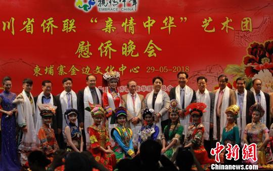中國(guó)僑網(wǎng)圖為演出結(jié)束后,?！都碇袝r(shí)報(bào)》提供