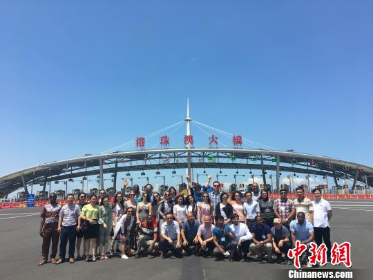 中國僑網(wǎng)青年漢學(xué)家在穗研修在嶺南各地游歷,。暨南大學(xué)提供