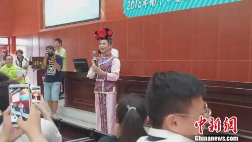 圖為活動(dòng)現(xiàn)場(chǎng),，男老師扮“華妃”為高考生減壓。 鐘欣 攝