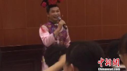 圖為活動(dòng)現(xiàn)場(chǎng)，男老師扮“華妃”為高考生減壓,。 鐘欣 攝