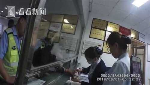 酒駕司機(jī)等紅燈睡2小時(shí) 被叫醒后逃跑途中車又翻了