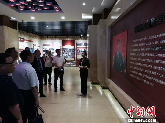 5月28日至6月2日,，中央統(tǒng)戰(zhàn)部第2期社會(huì)組織代表人士理論研究班在北京舉辦。來自全國31個(gè)省區(qū)市49名社會(huì)團(tuán)體,、基金會(huì),、社會(huì)服務(wù)機(jī)構(gòu)的主要負(fù)責(zé)人參加了學(xué)習(xí)培訓(xùn)。統(tǒng)戰(zhàn)部供圖