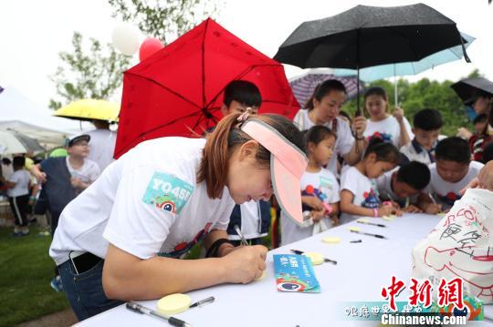 活動(dòng)現(xiàn)場(chǎng)展出兒童青少年創(chuàng)意護(hù)眼作畫(huà)優(yōu)秀作品，通過(guò)“移動(dòng)的大眼睛”護(hù)眼科普知識(shí)展館普及近視防控知識(shí),，開(kāi)展眼健康咨詢,。　芊燁 攝