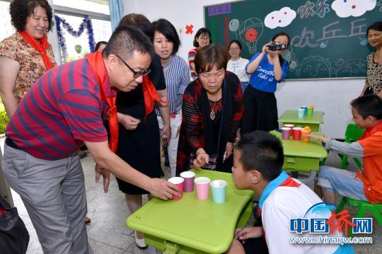 志愿者與學(xué)生一起參與游園活動,。　王旺旺 攝