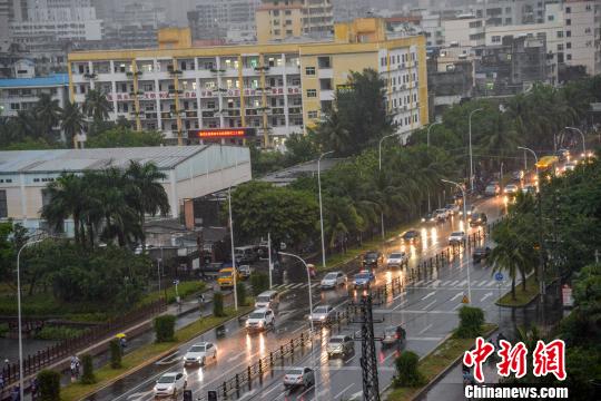圖為熱帶風(fēng)暴給?？趲盹L(fēng)雨影響?！『閳?jiān)鵬 攝