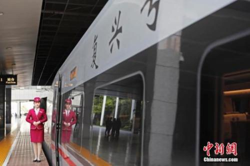 資料圖：4月10日,，列車員在“復(fù)興號(hào)”列車旁迎接旅客的到來(lái),。 中新社記者 殷立勤 攝