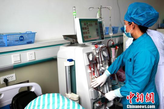 圖為青海省縣級(jí)公立醫(yī)院的血液凈化中心?！?zhí)砀?攝