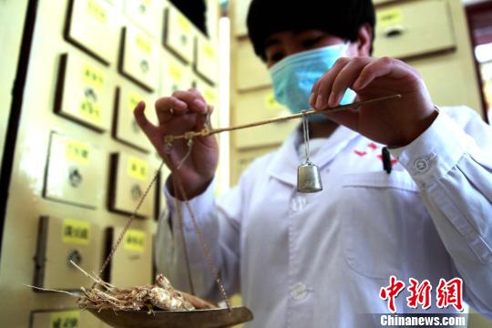 圖為青海鄉(xiāng)鎮(zhèn)衛(wèi)生院提供中醫(yī)藥服務(wù)?！?zhí)砀?攝